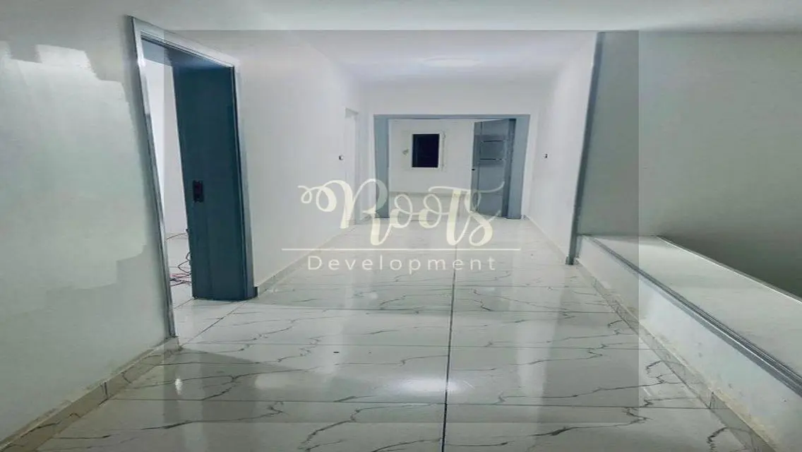 اي فيلا بحديقة بالتكيفات و المطبخ اول ساكن