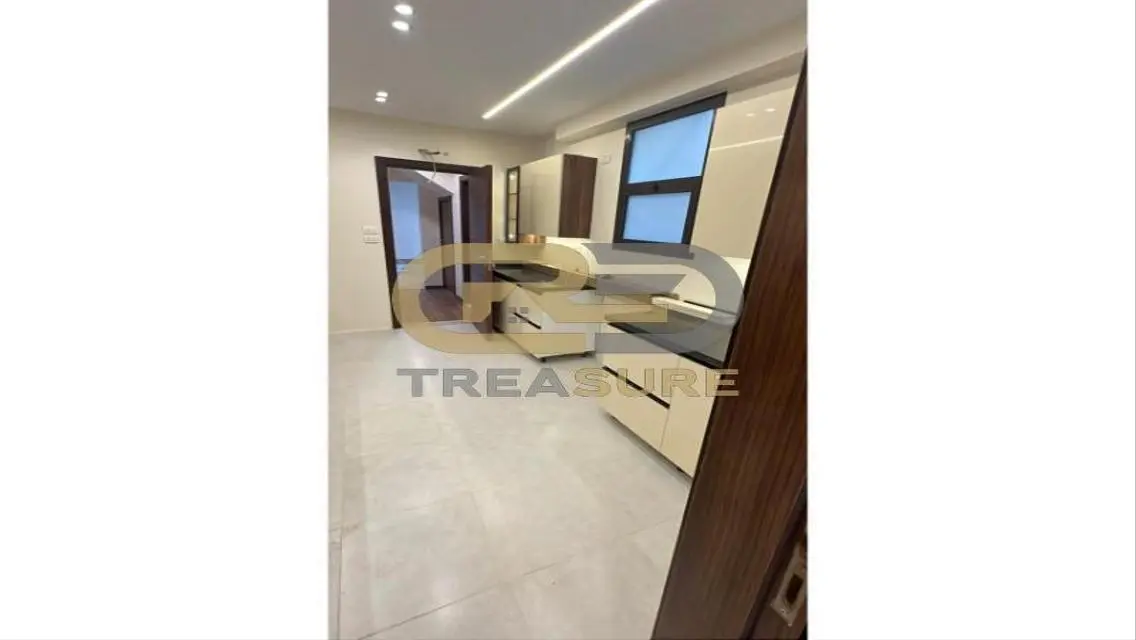Triplex for rent in Eastown Kitchen &amp; ACs 1st use