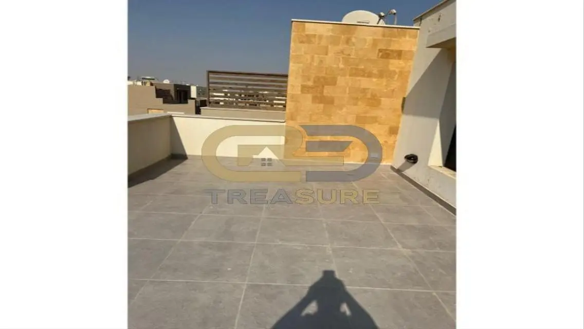 Triplex for rent in Eastown Kitchen &amp; ACs 1st use