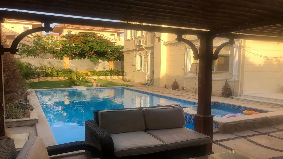 للبيع فيلا فاخره بحمام سباحه وتشطيبات مميزه.