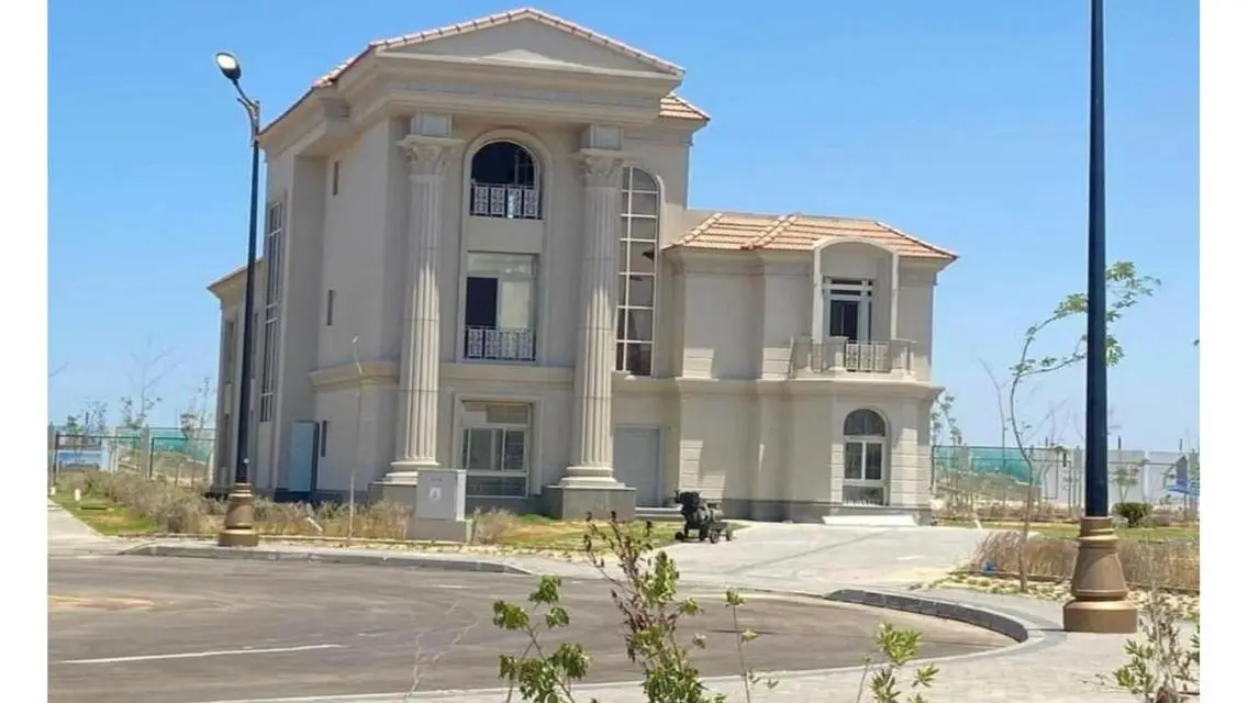 فيلا فاخرة مع ملحقات مدهشة للبيع