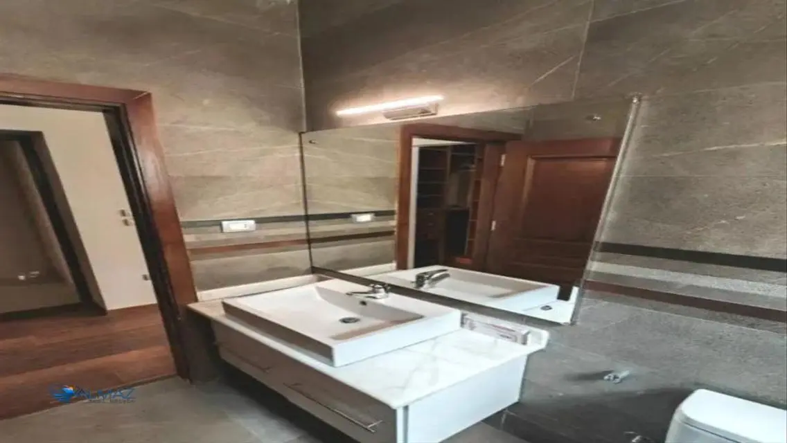 شقة فاخرة جاهزة للسكن بسعة 300 متر
