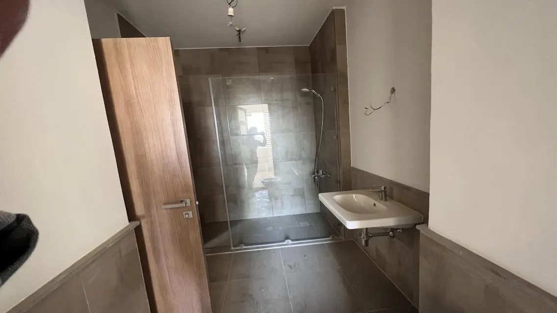 شقة مميزة بمساحة واسعة مع شرفة وحارس أمن