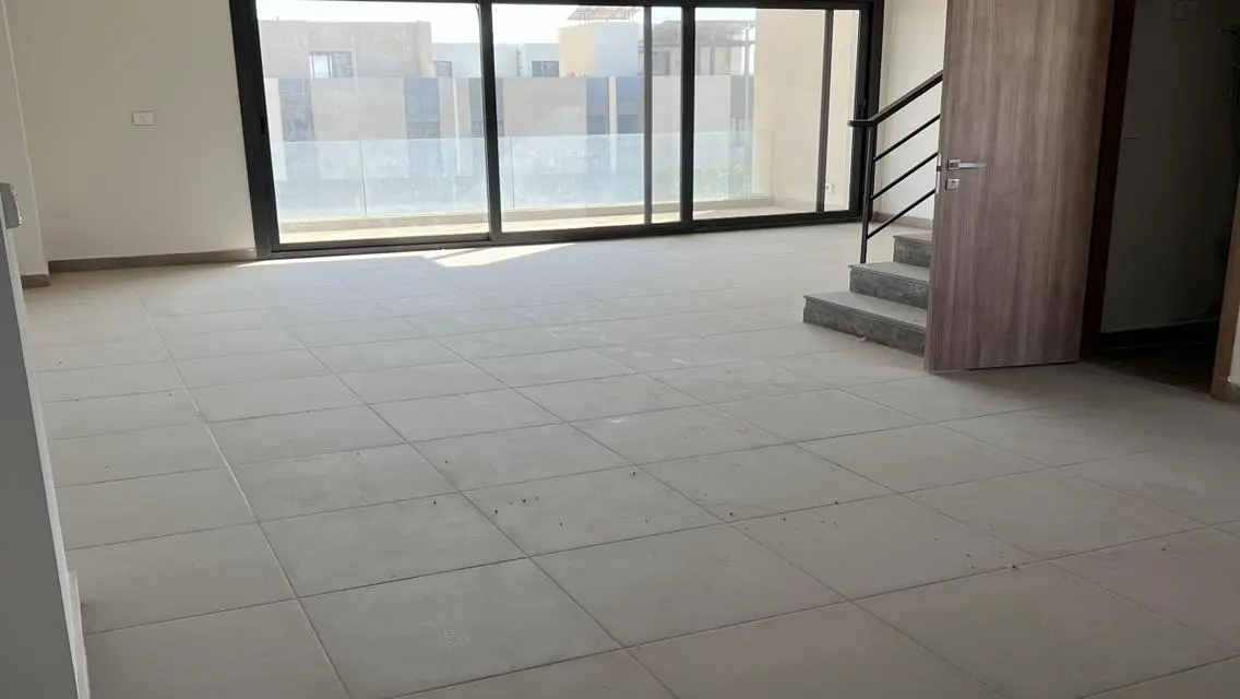 شقة مميزة بمساحة واسعة مع شرفة وحارس أمن