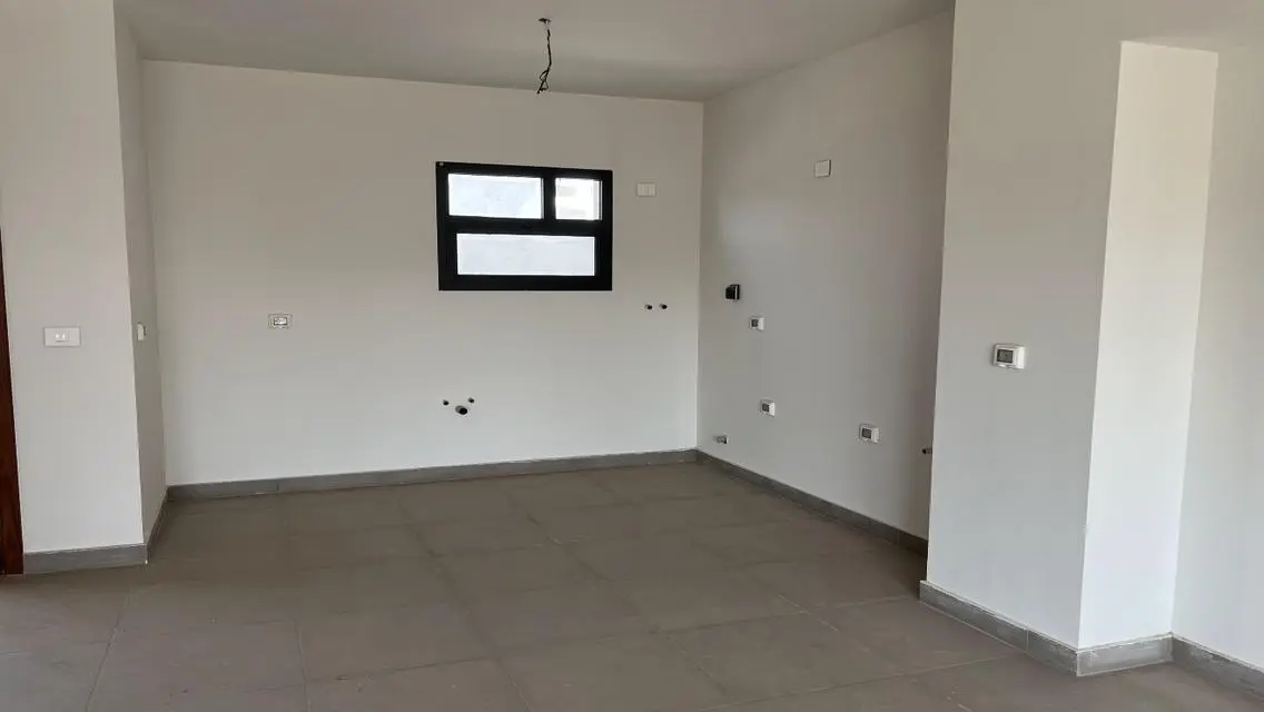 شقة مميزة بمساحة واسعة مع شرفة وحارس أمن