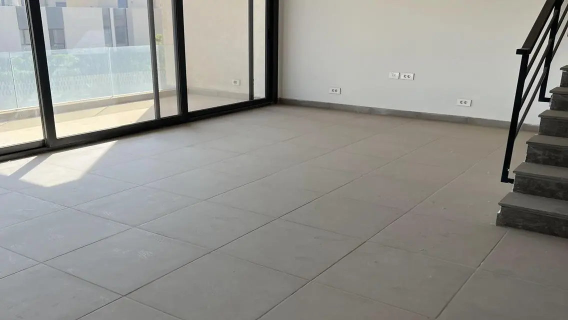 شقة مميزة بمساحة واسعة مع شرفة وحارس أمن