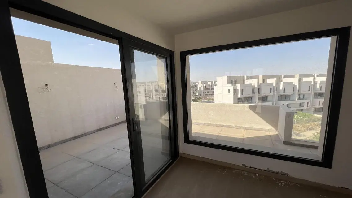 شقة مميزة بمساحة واسعة مع شرفة وحارس أمن