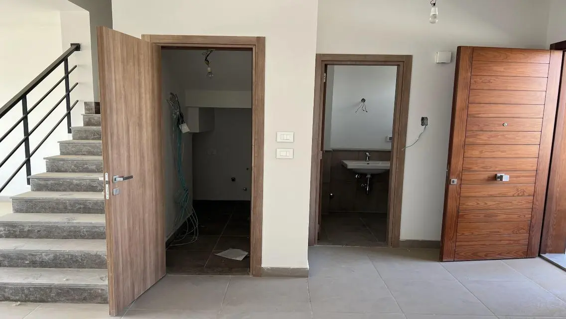 شقة مميزة بمساحة واسعة مع شرفة وحارس أمن