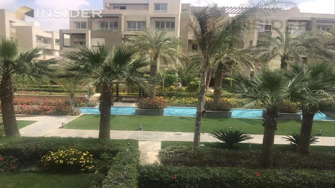 فيلا فاخرة وحديقة خاصة رائعة للبيع