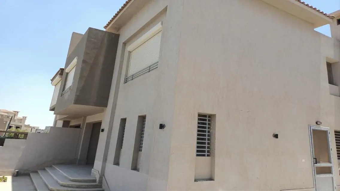 Semi-attached House/ Semi-Furnished Golf Extension