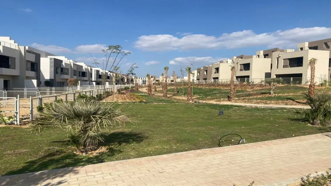 وحدات للبيع: 3 تاون هاوس بجانب بعضهم البعض بأقساط