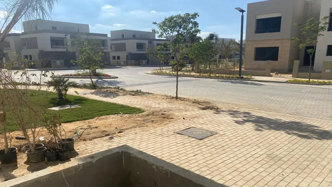 شقة فخمة مع حديقة خاصة ومسبح مشترك
