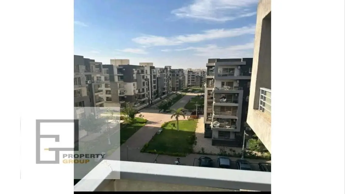شقة رائعة للبيع بمساحة واسعة وإطلالة مميزة