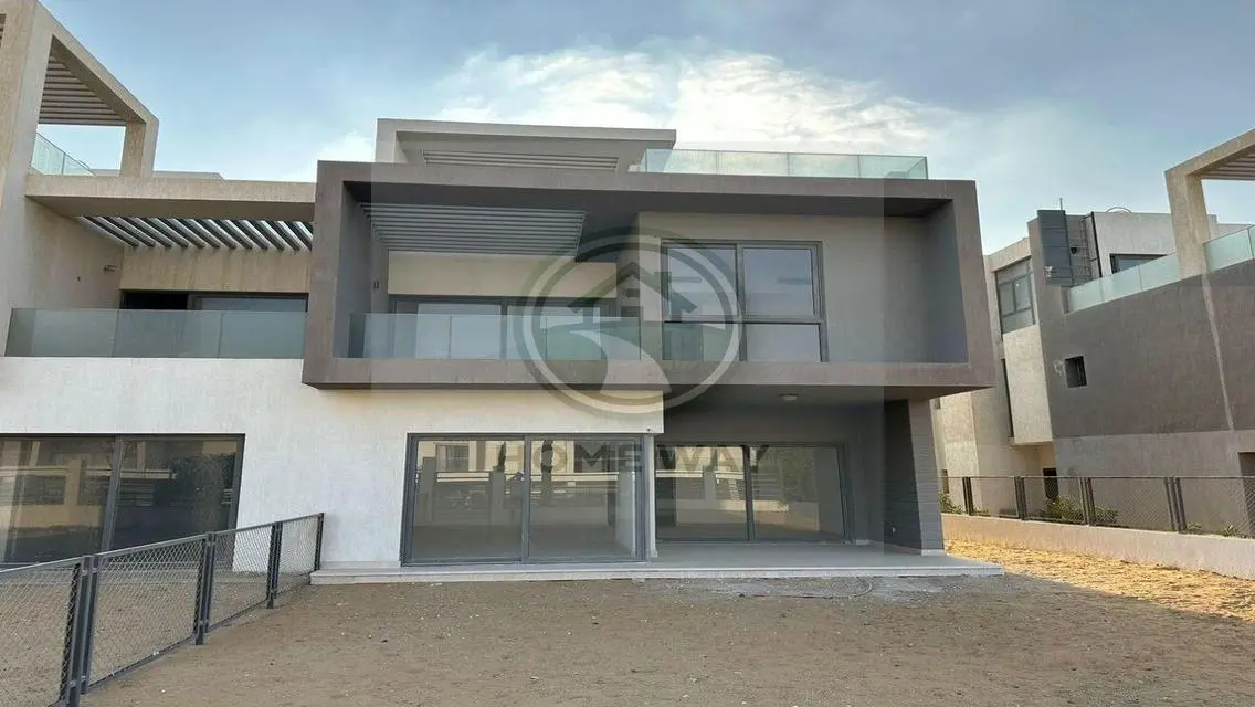 شقة مميزة للبيع مع حديقة خاصة ومسبح مشترك