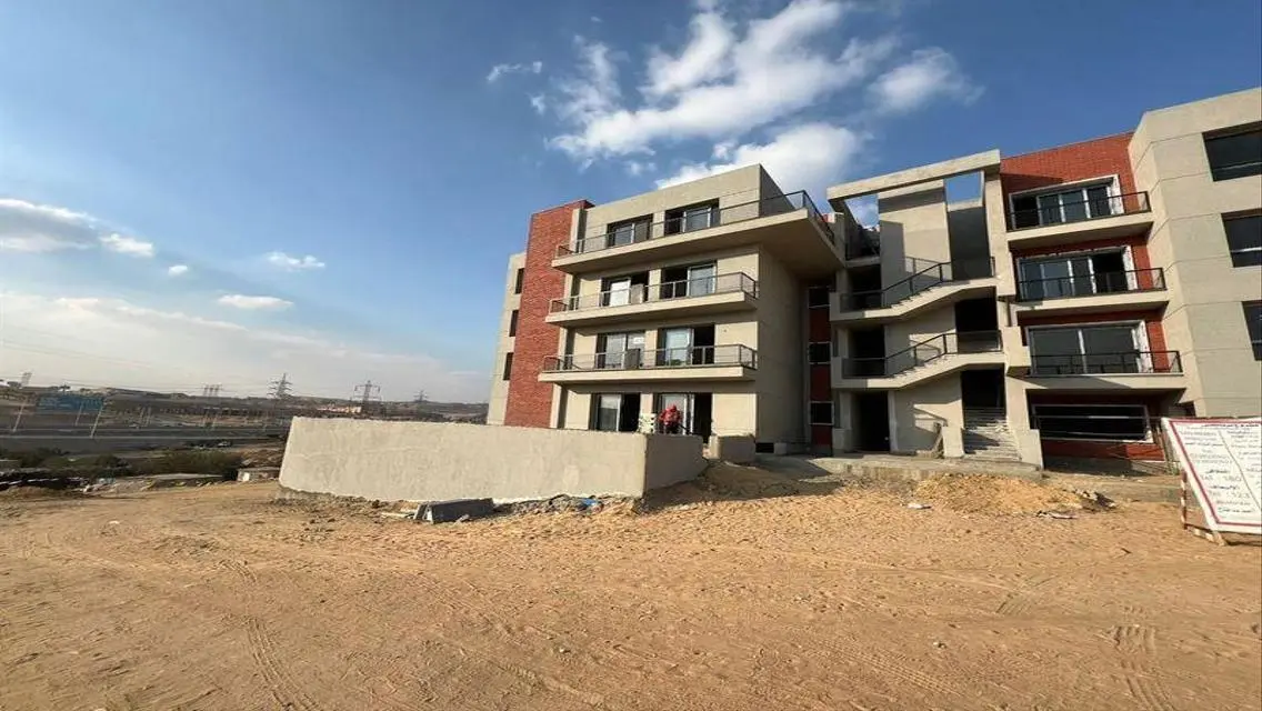 Luxury Apartment with Ideal Amenities Overlooking Lakes
