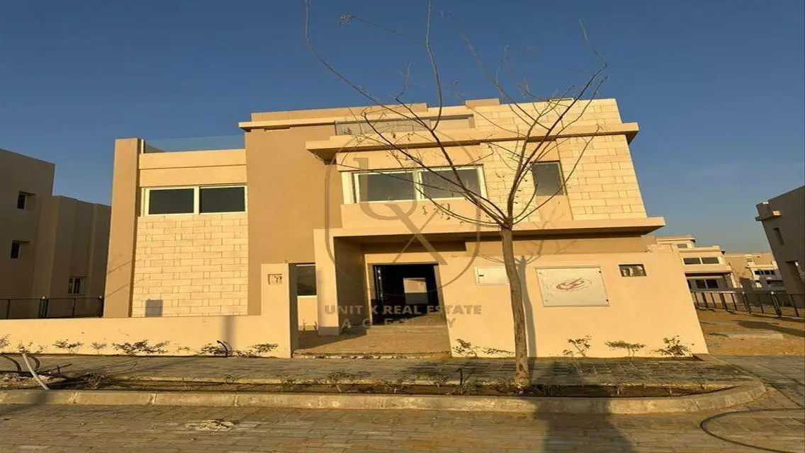 فيلا فاخرة بحديقة خاصة ومسبح في هايد بارك الجديدة