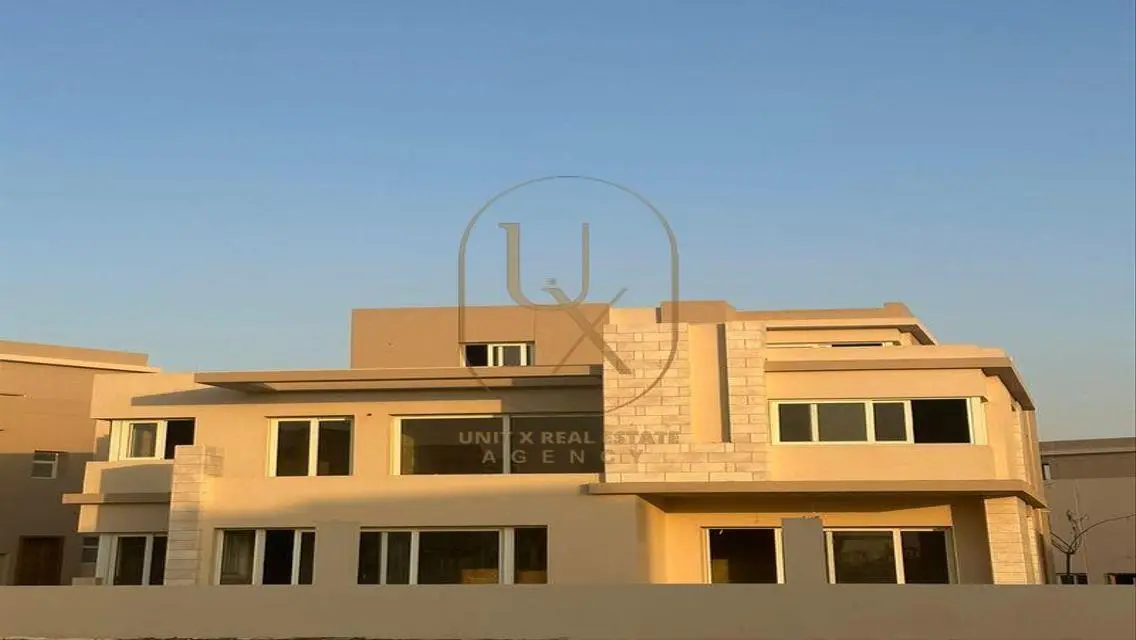 فيلا فاخرة بحديقة خاصة ومسبح في هايد بارك الجديدة