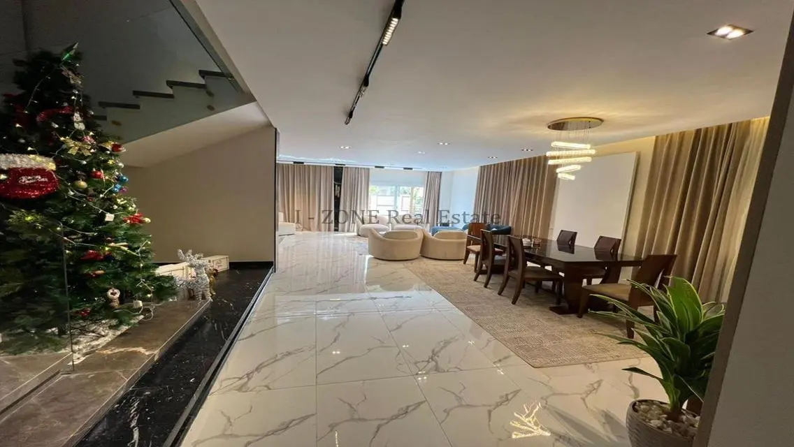 Luxury Villa for Rent in Hyde Park