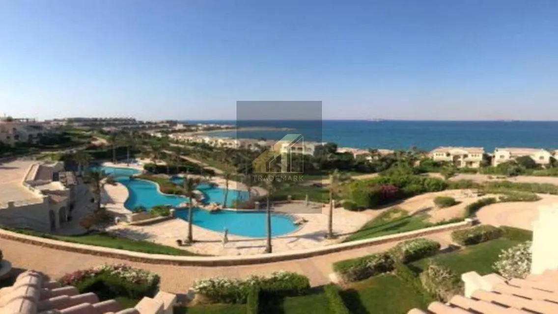 منزل فاخر للبيع مع مسبح خاص وإطلالة على البحيرات