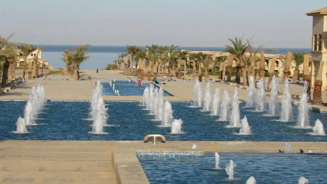 فيلا فاخرة للبيع مع مسبح خاص وحديقة