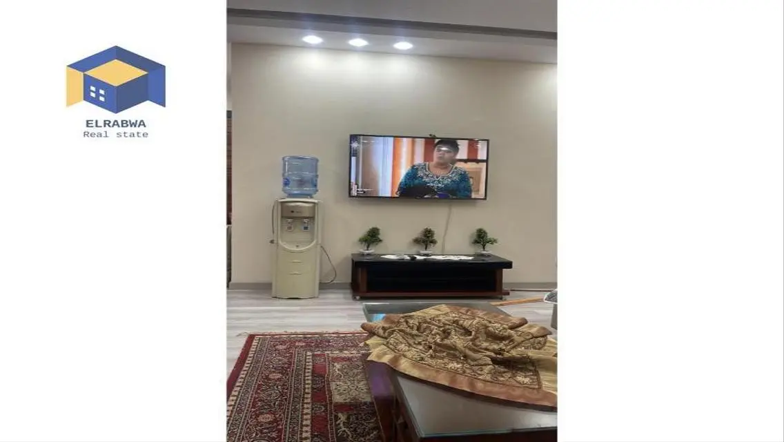 شقة سكنية بأرجاء مريحة في موقع متميز