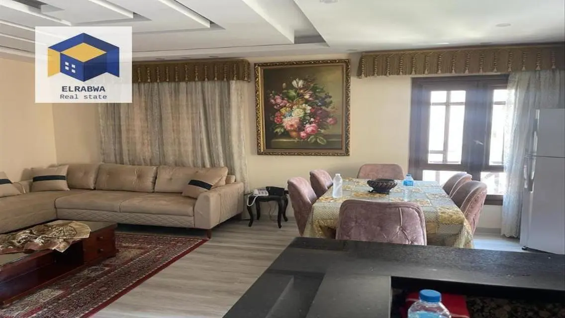 شقة سكنية بأرجاء مريحة في موقع متميز