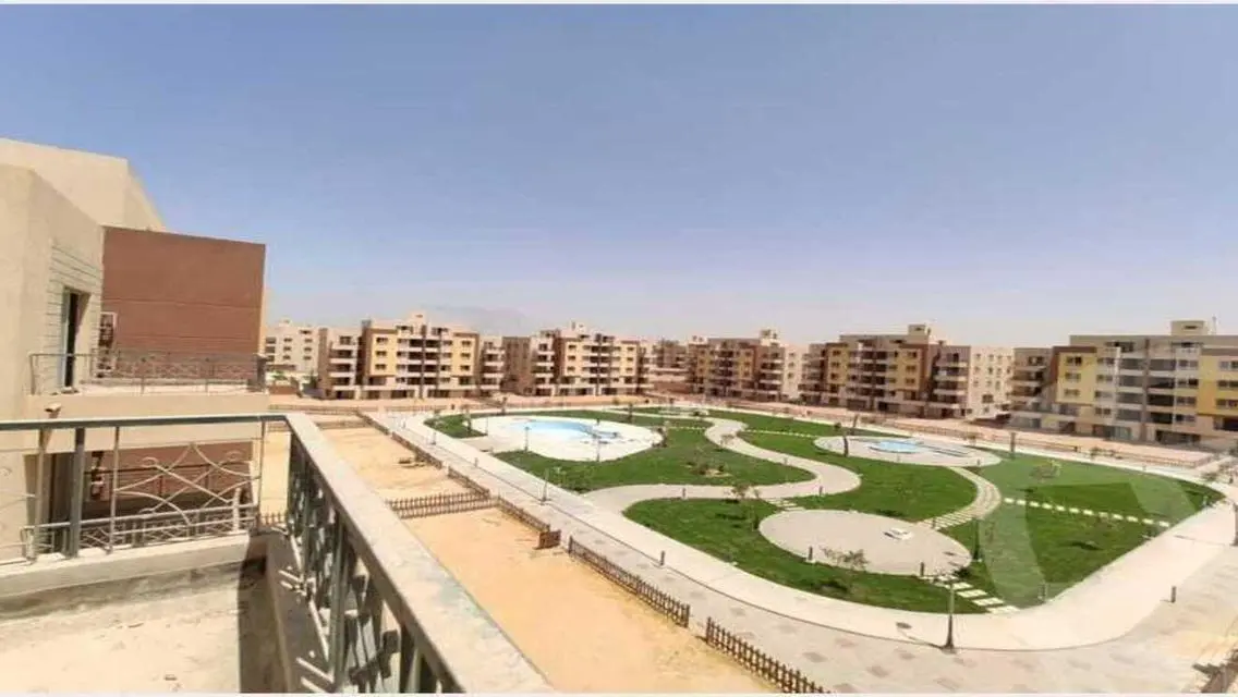 شقة مميزة 240 متر للبيع مع شرفة ومسبح مشترك