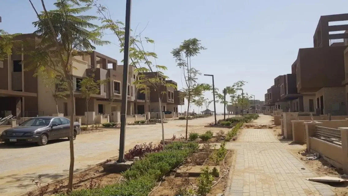 فيلا فاخرة مع حديقة خاصة وغرفة خادمة للبيع
