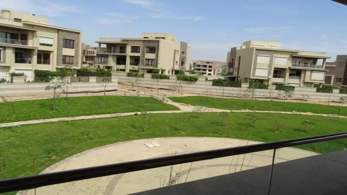فيلا فاخرة مع حديقة خاصة وحارس أمن للبيع
