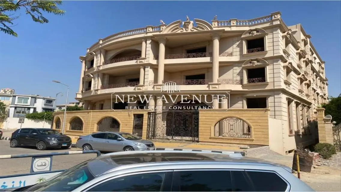 فيلا فاخرة للإيجار مع حديقة خاصة وغرفة خادمة
