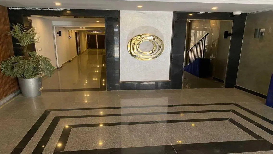 شقة فاخرة للبيع مع حديقة خاصة مسبح