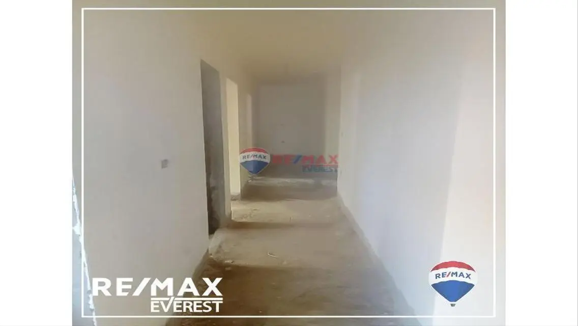 شقة فاخرة مع غرفة خادمة وحديقة خاصة