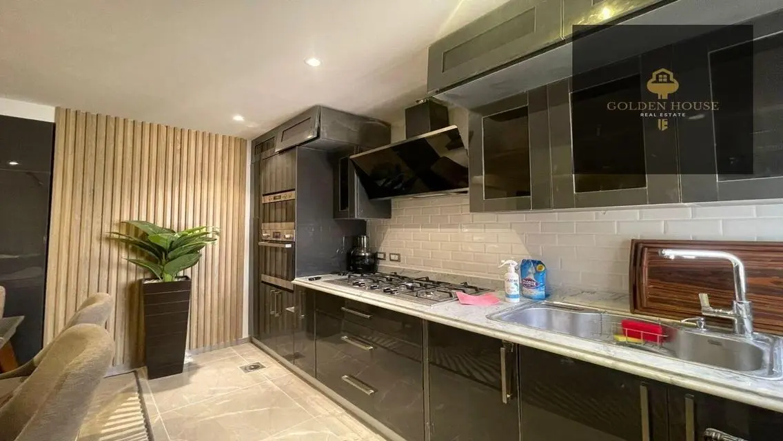 Stunning Apartment in Hyde Park with Mountain View - 169 sqm