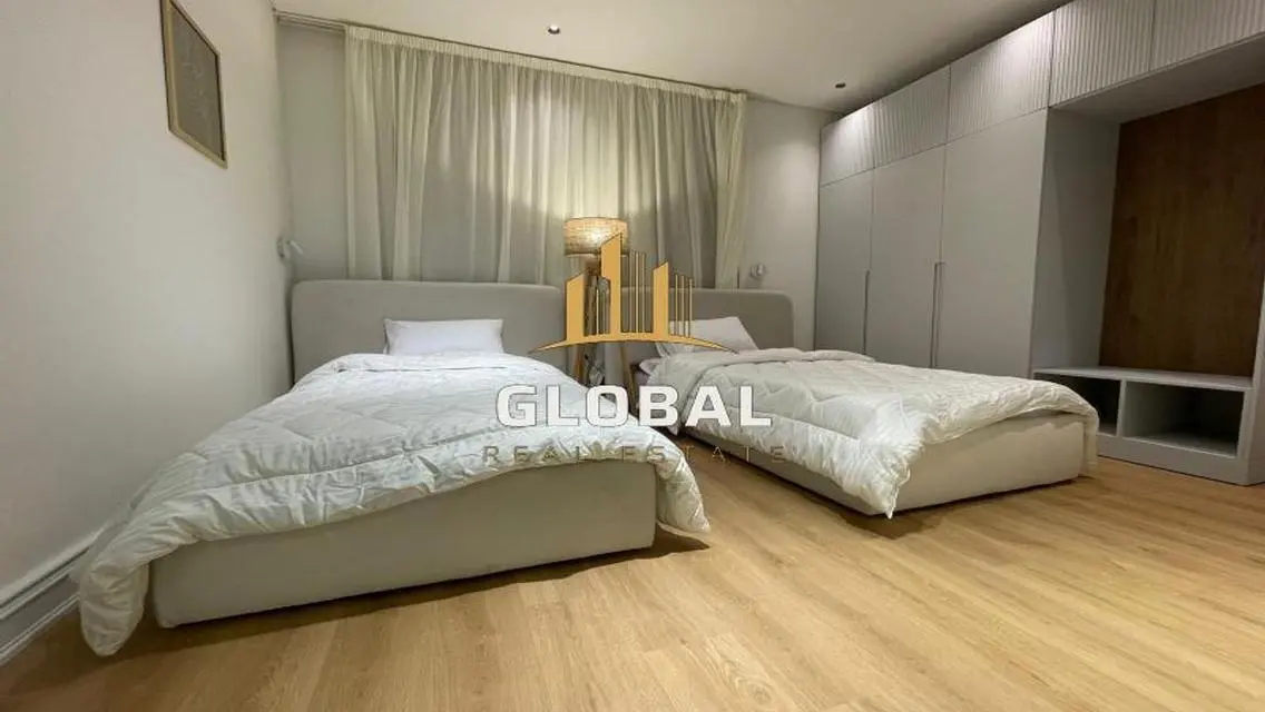 Luxury Apartment with Scenic Lake View