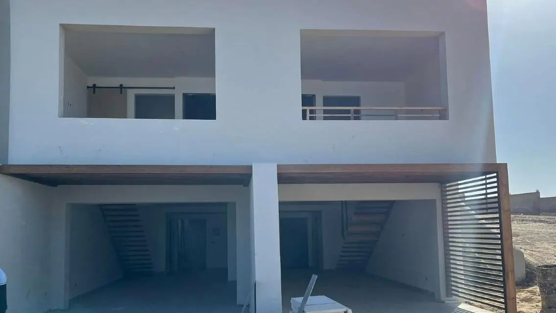 شقة فاخرة للبيع مع حديقة خاصة وشرفة