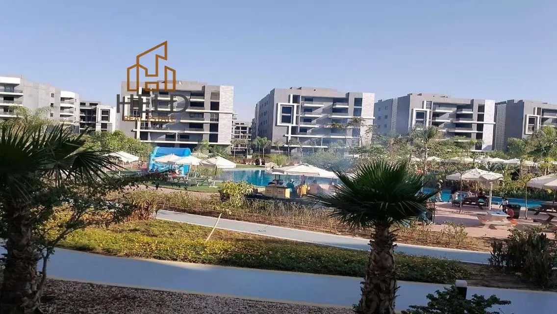 فيلا فاخرة للبيع بحديقة خاصة