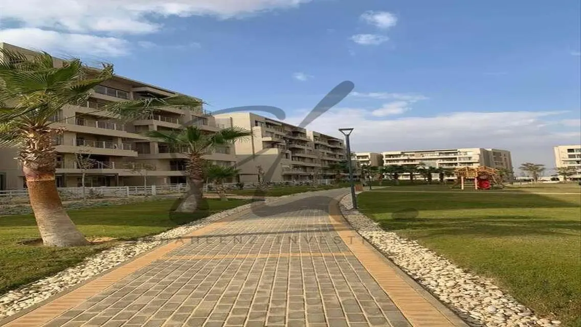 فيلا فاخرة للبيع مع مسبح خاص وحديقة