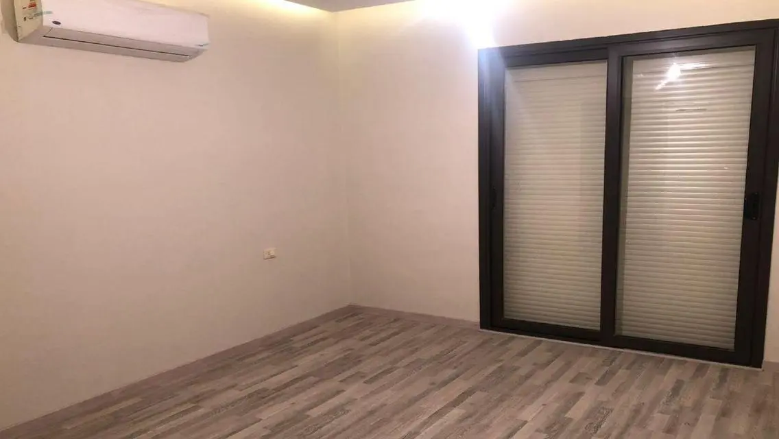 شقة فاخرة بمساحة واسعة للبيع