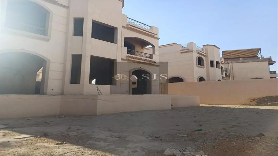 شقة راقية بمساحة واسعة في موقع متميز
