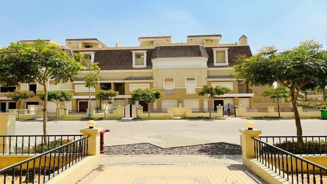 فيلا فاخرة للبيع مع مسبح خاص وحديقة