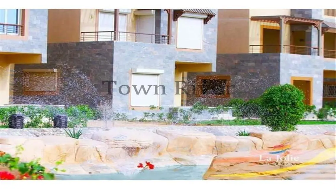 Luxury Apartment Overlooking Lakes with Shared Pool in Prime Location
