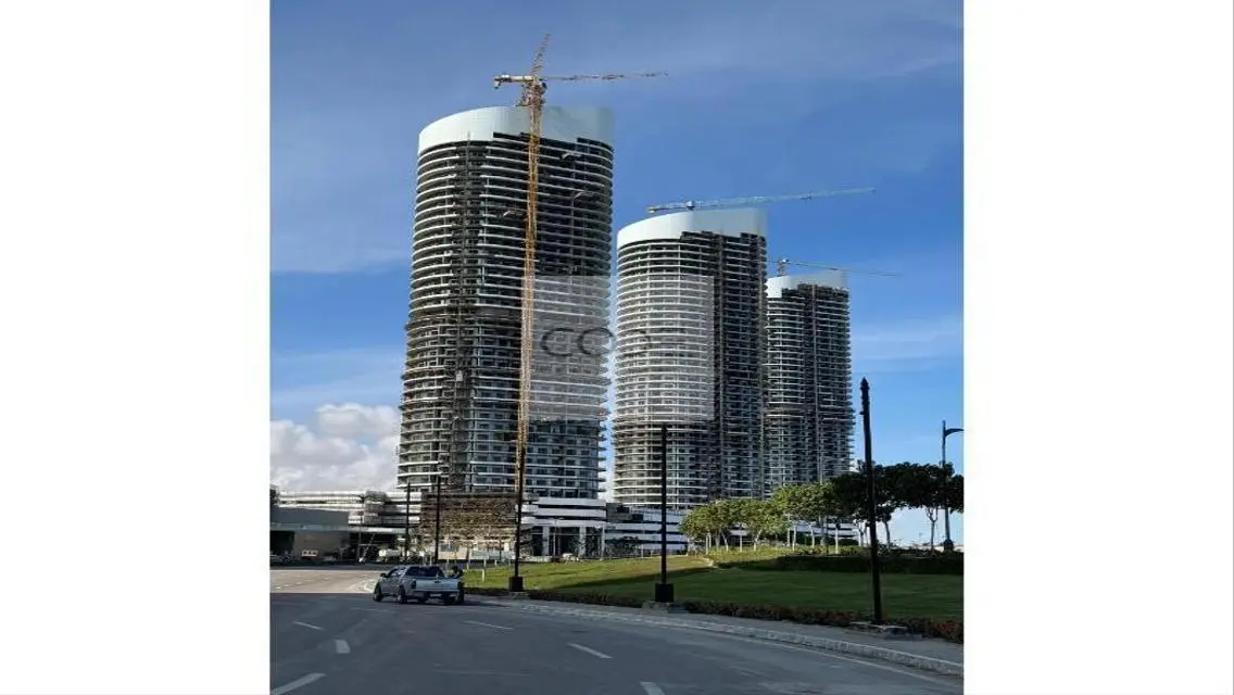 Luxury Apartment Overlooking Lakes and Key Landmarks in North Edge