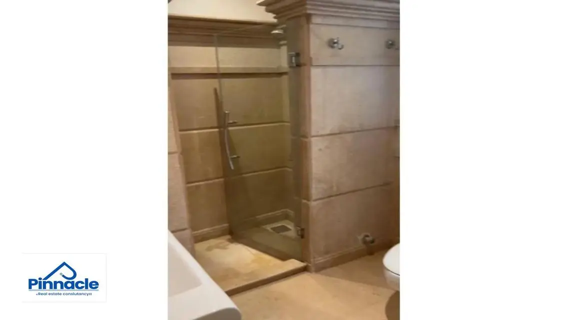 شقة رائعة بتصميم عصري وحديقة خاصة