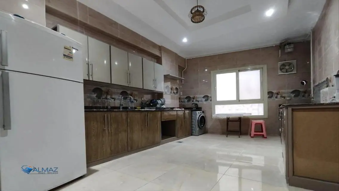 شقة فاخرة بمساحة 300 متر للبيع