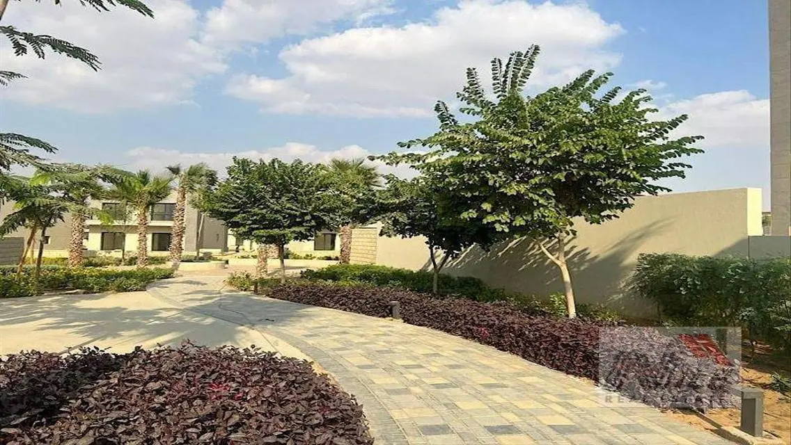 فيلا فاخرة للبيع بتصميم عصري في قلب المدينة