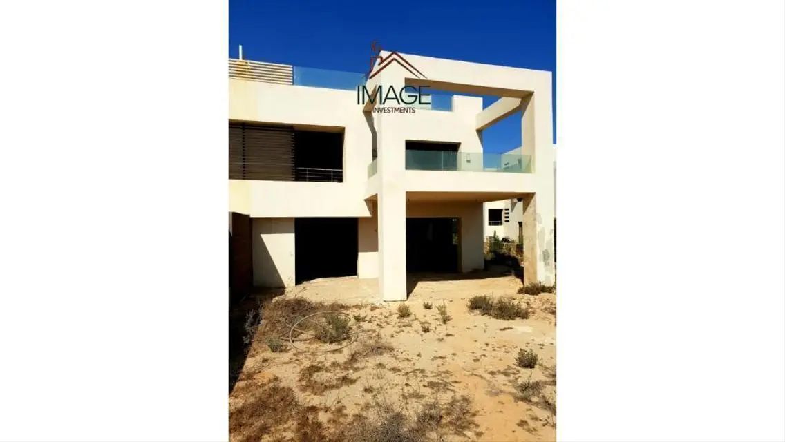 فيلا فاخرة للبيع بمساحة واسعة مع جميع المرافق