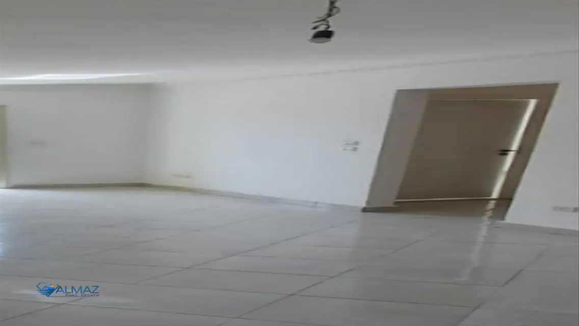 شقة فاخرة بمساحة متر مع شرفة وحارس أمن