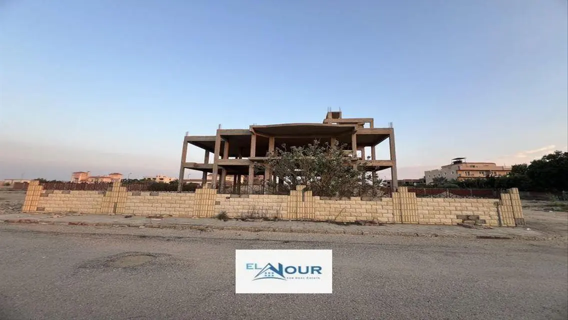 فيلا فاخرة للبيع مع مسبح خاص وإطلالة ساحرة