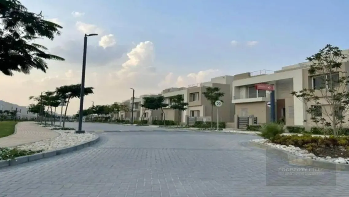فيلا عائلية فاخرة للبيع بحديقة خاصة ومسبح