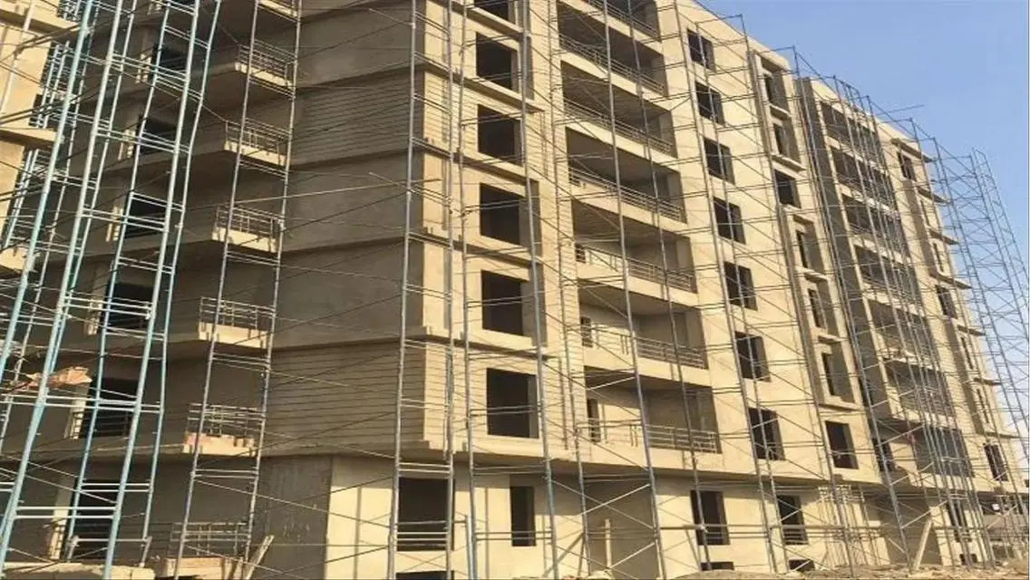 شقة فاخرة للبيع في الطابق الثاني بشرفة عرضية